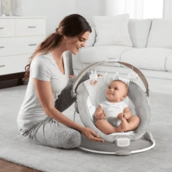 Ingenuity En Light En Bouncer™ - Twinkle Tails™ Wiegewippe 9 Ingenuity En Light En Bouncer™ - Twinkle Tails™ Wiegewippe -Productos Para Bebes ingenuity en light en bouncer twinkle tails wiegewippe a319537 4